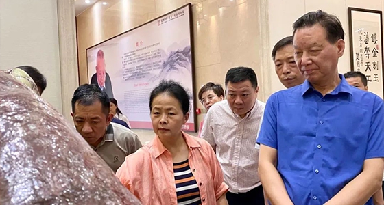 石语千秋松，，，，，，，广迎八方客——122cc太阳集成游戏·倪东方艺术博物馆